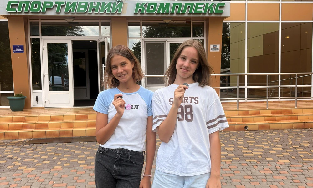 ЧЕТВЕРТА ЗМІНА — ЦЕ НОВІ ВІДКРИТТЯ, ГАРЯЧІ ЕМОЦІЇ, СПОРТИВНИЙ АЗАРТ І ТВОРЧІ ЕКСПЕРИМЕНТИ. КОЖЕН ДЕНЬ ДАРУЄ ЯСКРАВІ МИТТЄВОСТІ, ЯКІ ЗАЛИШАЮТЬСЯ В СЕРЦІ НАДОВГО.